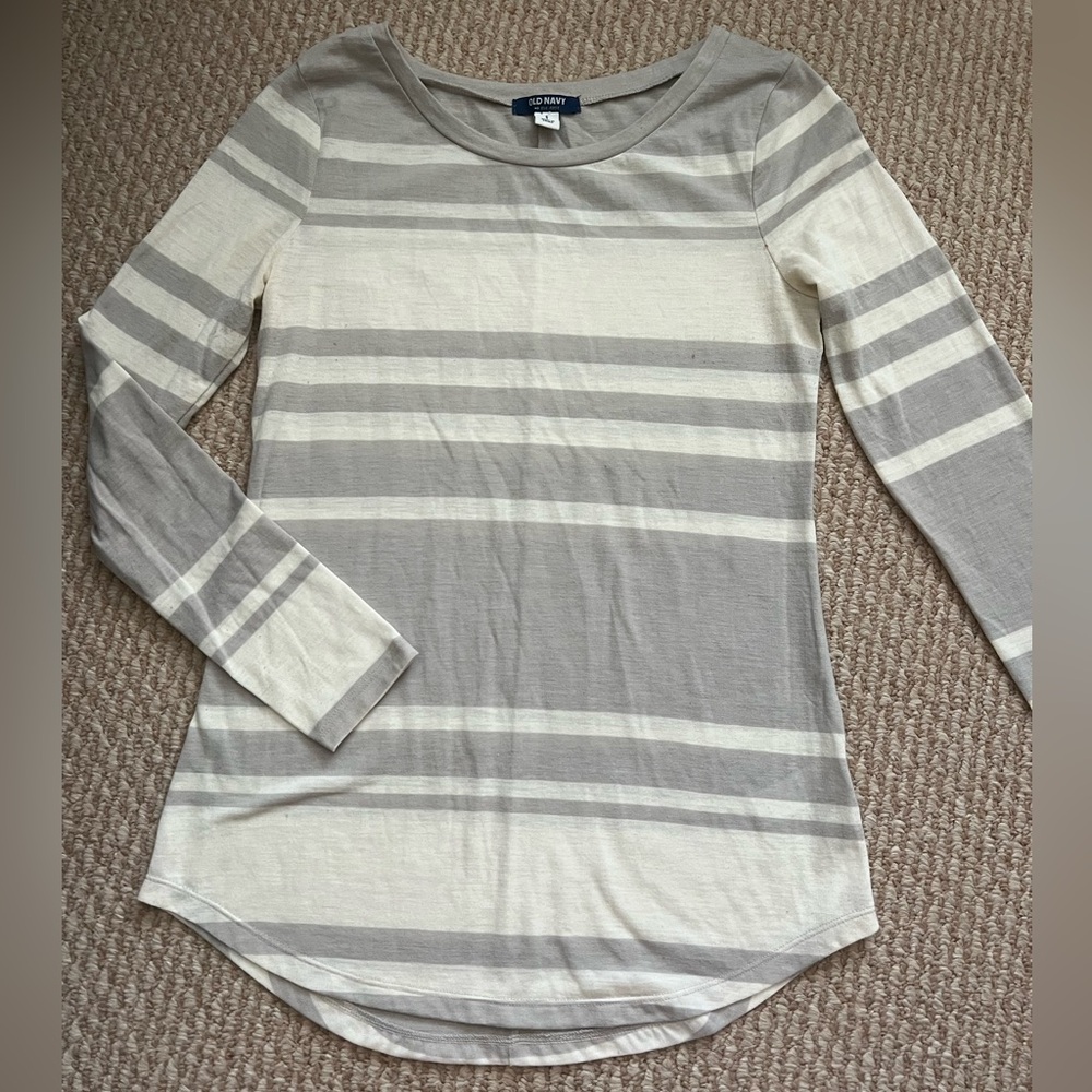 Old Navy Gray and White Long Sleeve Tee